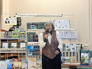 Фото: «Олоҕум ыллыга» кинигэ сүрэхтэниитэ